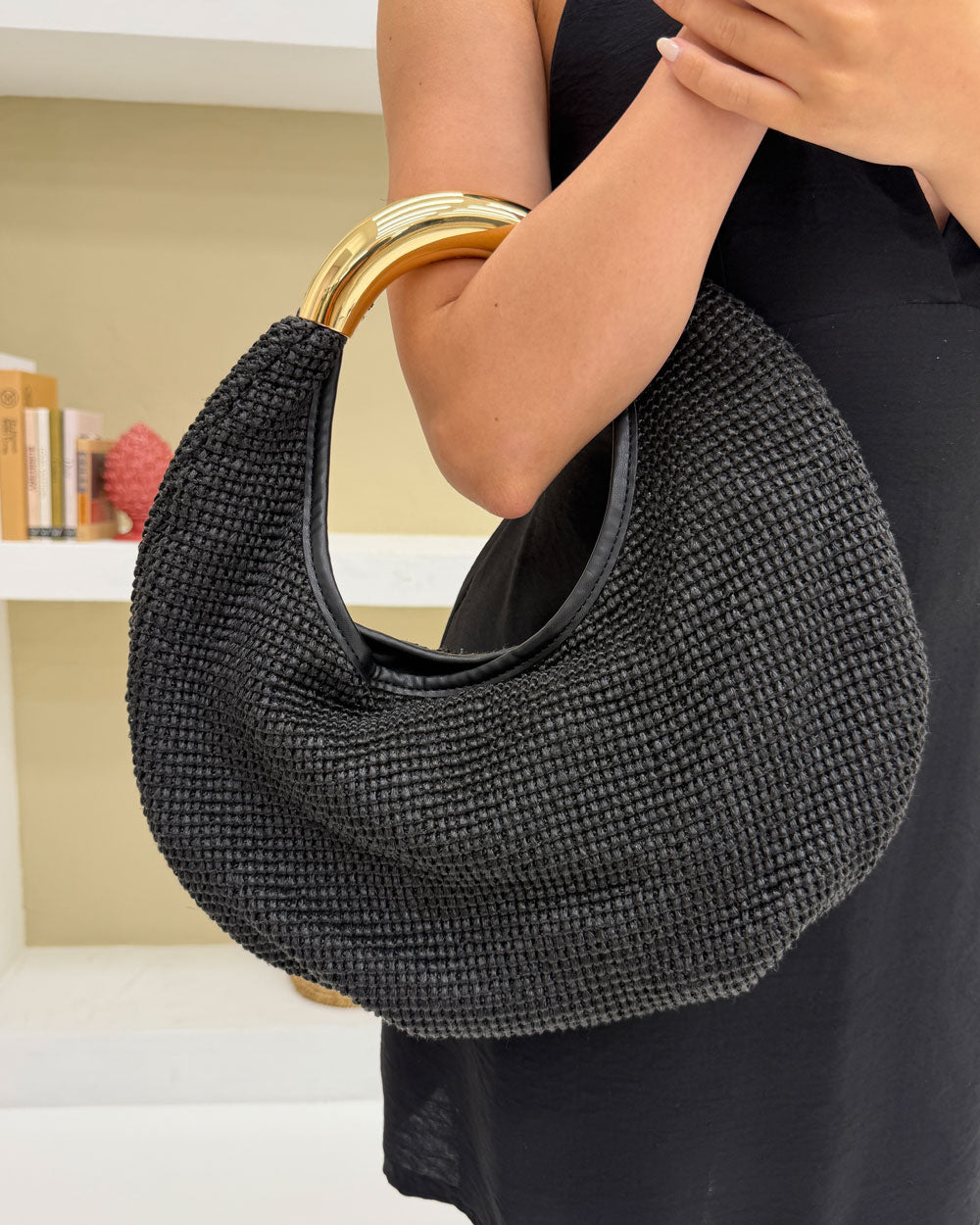 Borsa oval manico metallo Nera