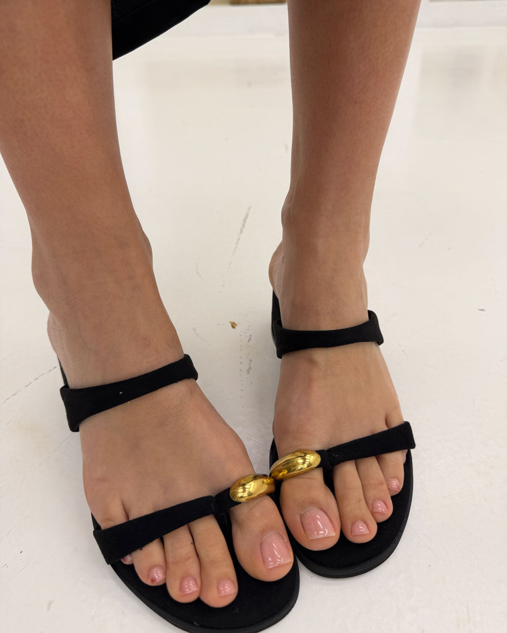 Sandalo anello oro suede Nero