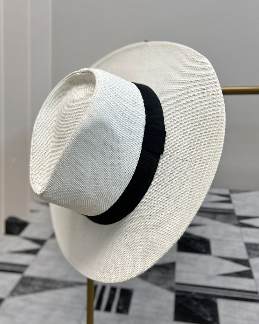 cappello-con-nastro-in-rafia-bianco.jpg