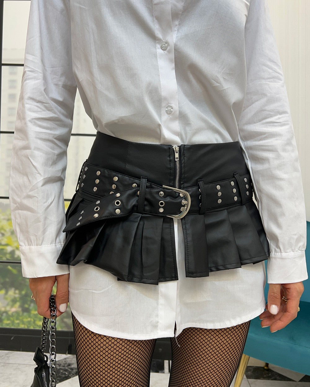 gonna-mini-pieghe-borchie-nera.jpg